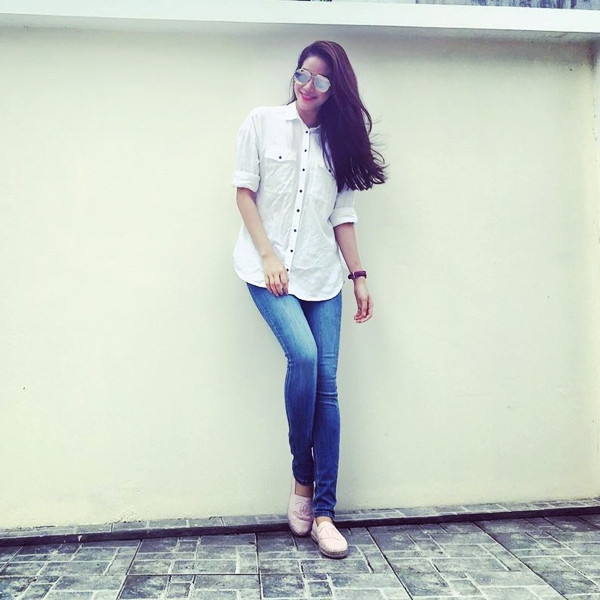 Hoa hậu Phạm Hương kết hợp sơmi trắng, quần jeans với giày đế cói đơn giản song không kém phần năng động, tiện lợi