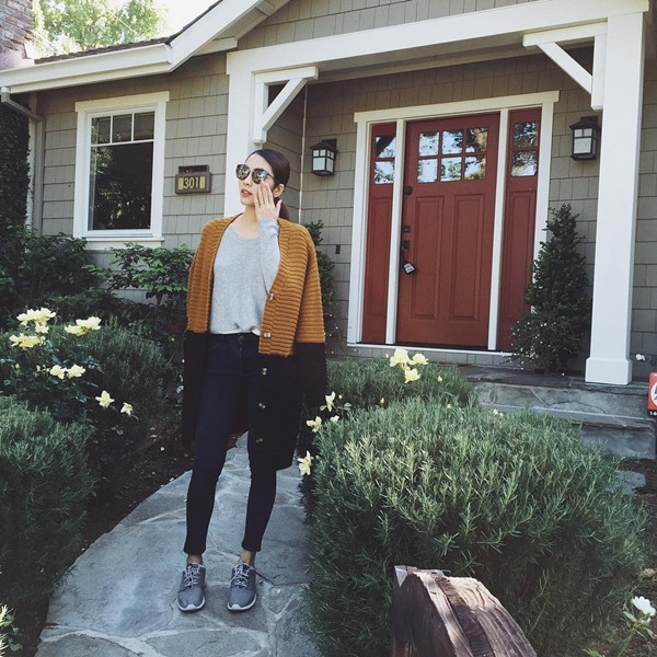 Trong kỳ nghỉ ngắn ở nước ngoài, Tăng Thanh Hà kết hợp áo phông, quần jeans và giày thể thao để hoạt động thoải mái. 'Ngọc nữ' khoác ngoài áo cardigan len để giữ ấm, chọn kính mắt tráng gương làm phụ kiện nhấn sành điệu.