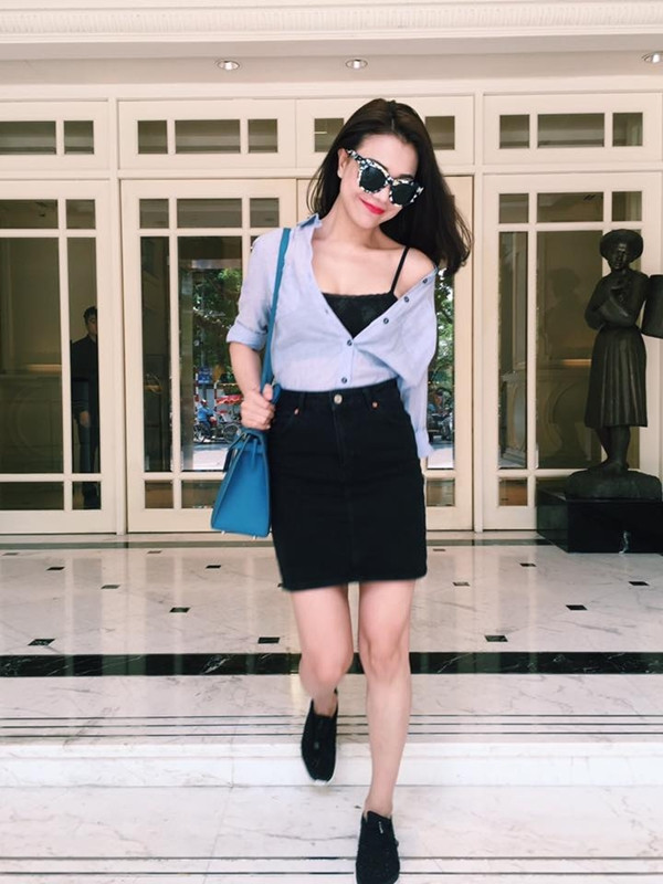 Trà Ngọc Hằng hấp dẫn mọi ánh nhìn với cách phối layer để lộ vai trần. Người đẹp kết hợp áo hai dây cùng chân váy bút chì tuyền đen, phối sơmi xanh phấn bên ngoài. 