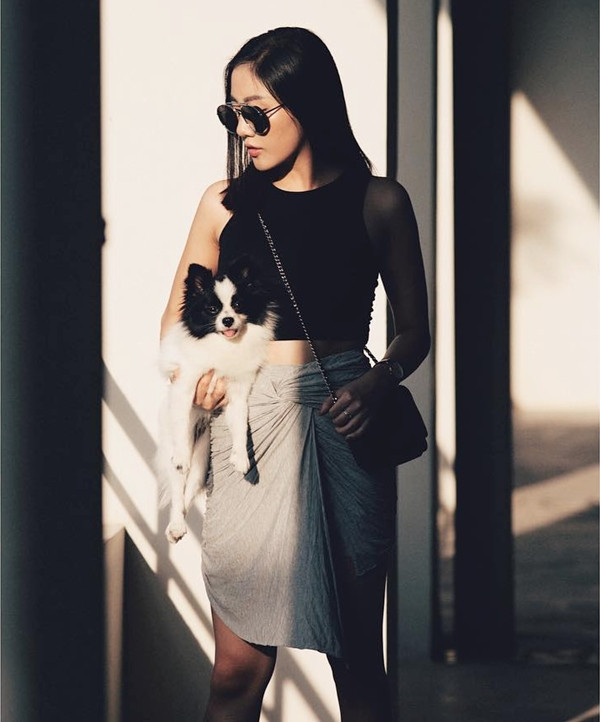 Bắt cặp crop top ôm sát và chân váy, Văn Mai Hương khéo léo khoe được vòng eo con kiến và vóc dáng ngày một gợi cảm.