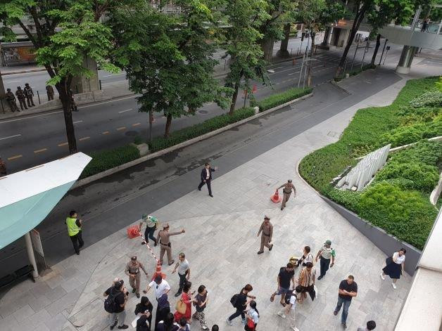 Cảnh sát sơ tán người dân ra khỏi hiện trường một vụ nổ.