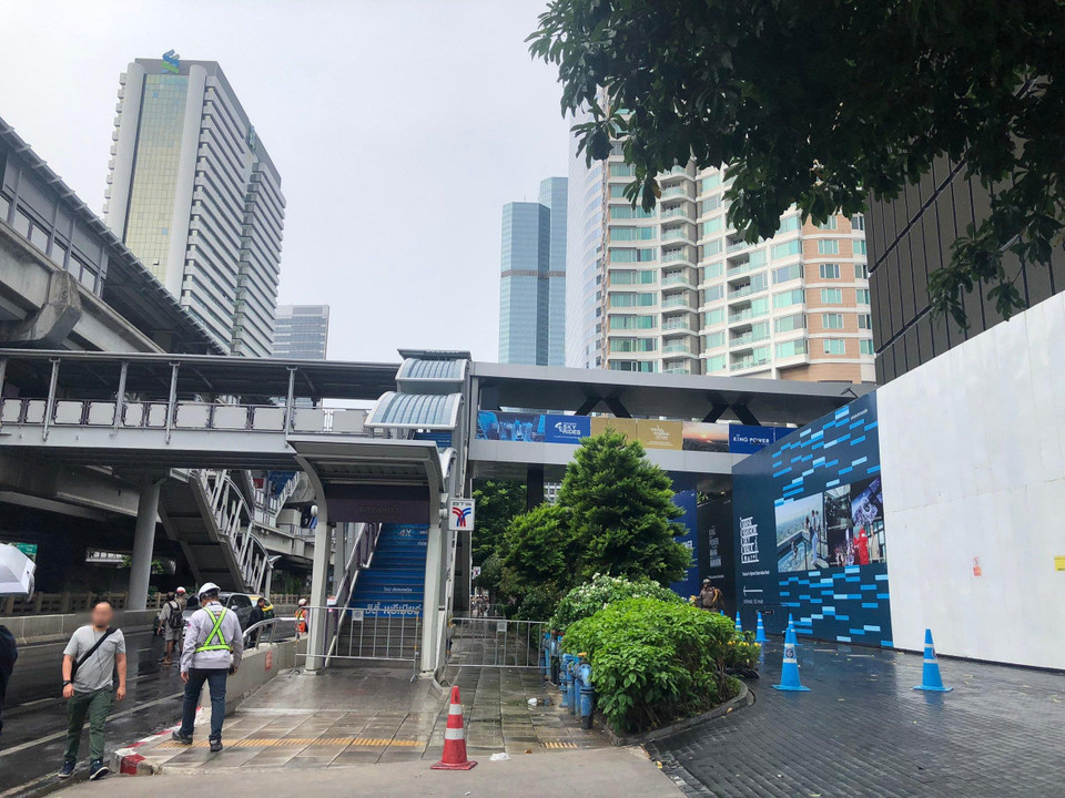 Ít nhất 2 nhân viên quét dọn đường phố bị thương nhẹ sau các vụ nổ này.