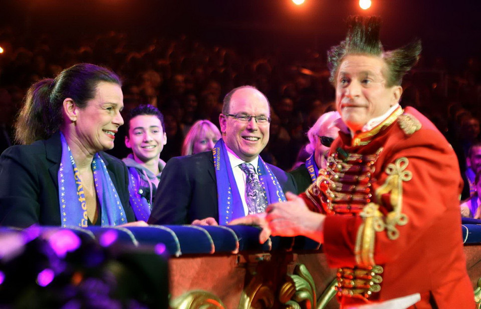  Chú hề Gianni Huesca trêu đùa Hoàng tử Monaco. (Nguồn: AP)