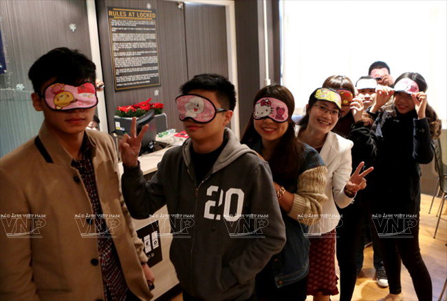 Sự hào hứng của các bạn trẻ trước khi bước vào cuộc thử sức với một trò chơi mới lạ. (Ảnh: Trịnh Thông Hải/Báo ảnh Việt Nam)