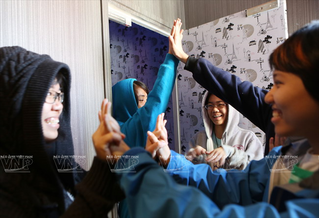 Sự hào hứng của người chơi sau khi vượt qua được các thử thách. (Ảnh: Trịnh Thông Hải/Báo ảnh Việt Nam)