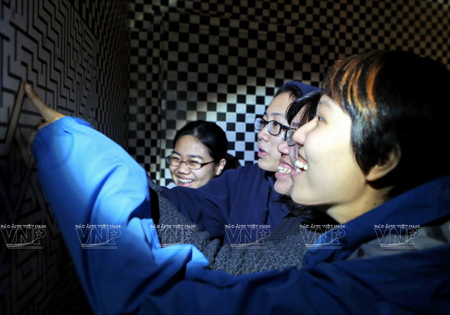 Và để giải mã được ổ khóa, các thành viên phải tìm ra sự hướng dẫn được thể hiện một cách bí ẩn trên tấm bản đồ hình ma trận ở trên tường. (Ảnh: Trịnh Thông Hải/Báo ảnh Việt Nam)