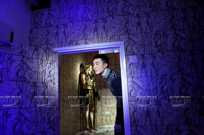 Ý tưởng của trò chơi được xây dựng dựa trên nội dung những bộ phim kinh điển đang ăn khách trên thế giới, và người chơi sẽ nhập vai các nhân vật trong phim để tham gia trò chơi. Trong ảnh là một phần chơi dựa theo kịch bản phim “Pharaoh-Lời nguyền Pharaon." (Ảnh: Trịnh Thông Hải/Báo ảnh Việt Nam)