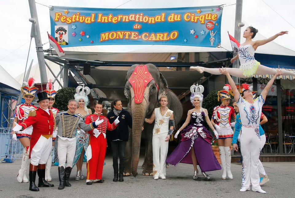  Các khách mời chụp ảnh lưu niệm cùng đoàn xiếc. (Nguồn: Reuters)