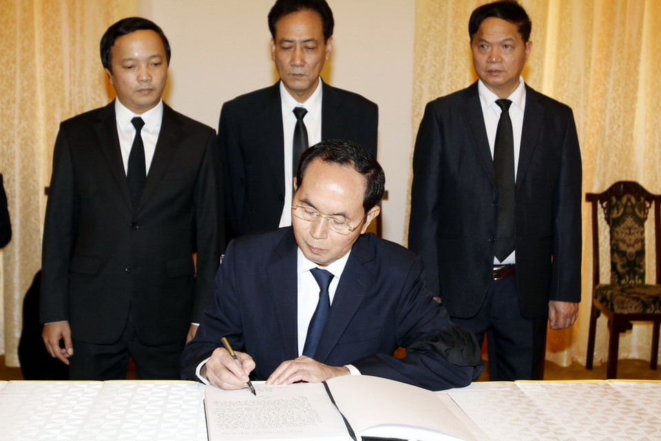 Chủ tịch nước Trần Đại Quang ghi sổ tang đồng chí Phan Văn Khải. (Ảnh: Hoàng Hải/TTXVN)