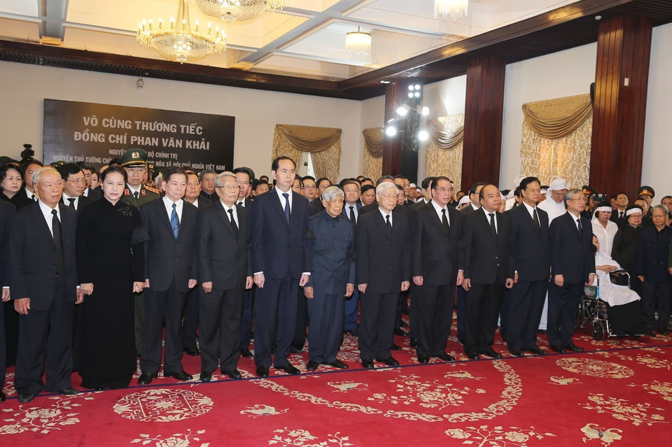 Các vị lãnh đạo, nguyên lãnh đạo Đảng, Nhà nước viếng nguyên Thủ tướng Phan Văn Khải. (Ảnh: Trí Dũng/TTXVN)