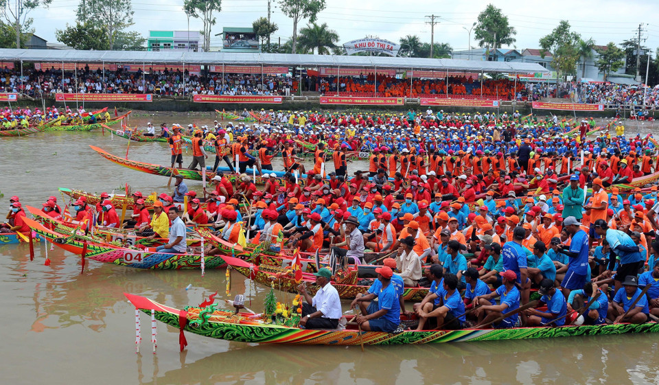 Trưa 7/11 tại khán đài đua ghe Ngo, khu vực trường đua trên sông Maspero (thành phố Sóc Trăng), đã diễn ra Lễ khai mạc Giải đua ghe Ngo Sóc Trăng lần thứ 5, khu vực Đồng bằng sông Cửu Long. (Ảnh: Trung Hiếu/TTXVN)