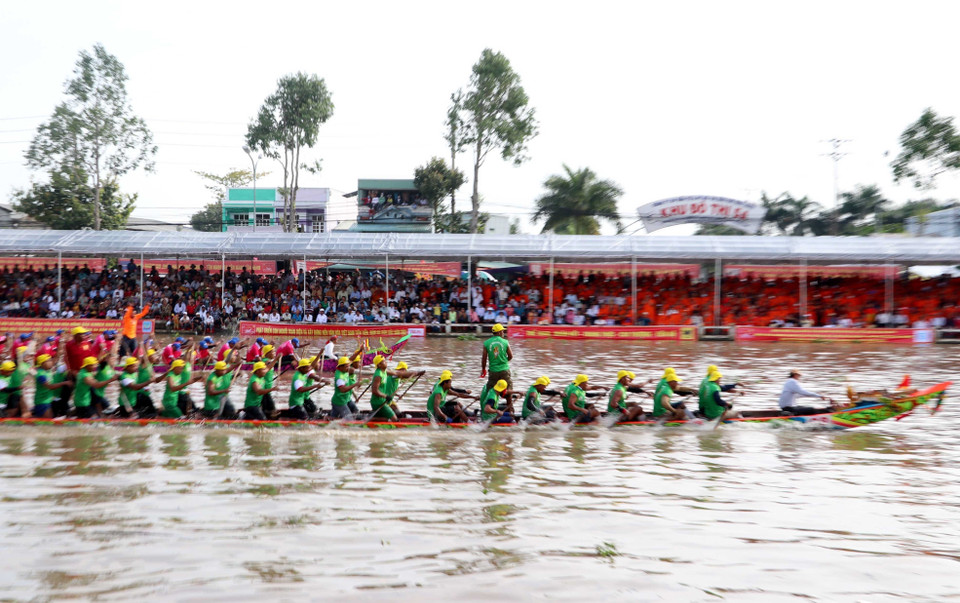 Các đội đua tranh tài trong ngày khai mạc. (Ảnh: Trung Hiếu/TTXVN)