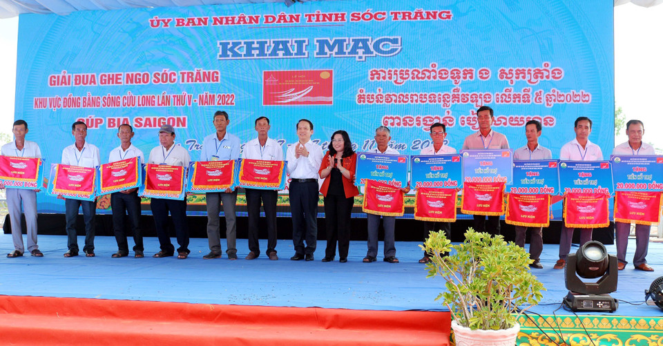 Lãnh đạo trao cờ lưu niệm cho các đội ghe. (Ảnh: Trung Hiếu/TTXVN)