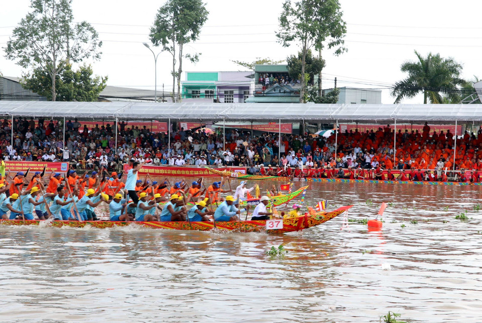 Giải đua ghe Ngo Sóc Trăng lần thứ 5 năm 2022 có 54 đội tham dự đến từ 8 tỉnh (Bạc Liêu, Cà Mau, Hậu Giang, Kiên Giang, Trà Vinh, Vĩnh Long và chủ nhà Sóc Trăng). (Ảnh: Trung Hiếu/TTXVN)