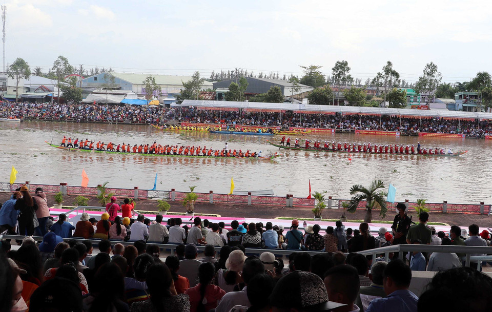 Tranh tài quyết liệt trong ngày khai mạc. (Ảnh: Trung Hiếu/TTXVN)