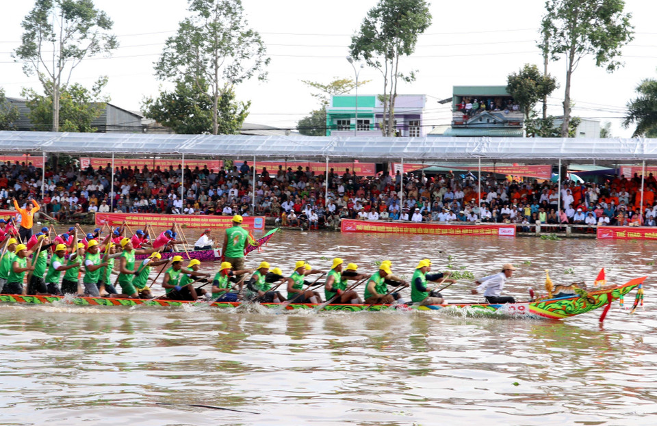 Giải đua diễn ra tại khu vực trường đua trên sông Maspero ở thành phố Sóc Trăng), giải sẽ kết thúc vào chiều ngày 8/11. (Ảnh: Trung Hiếu/TTXVN)