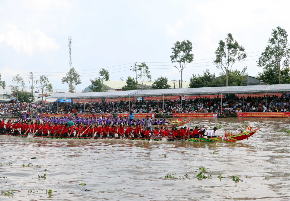 Các trận đua ghe Ngo tranh tài quyết liệt trong ngày khai mạc. (Ảnh: Trung Hiếu/TTXVN)