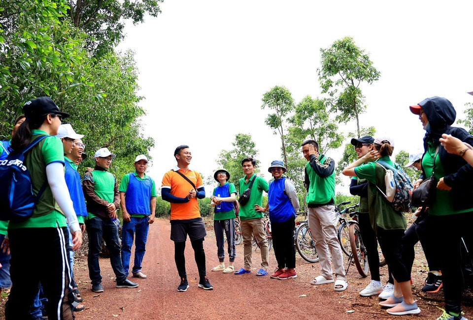 Du khách tham khảo những kỹ năng khi đạp xe trong rừng. (Ảnh: Hồng Đạt/TTXVN)