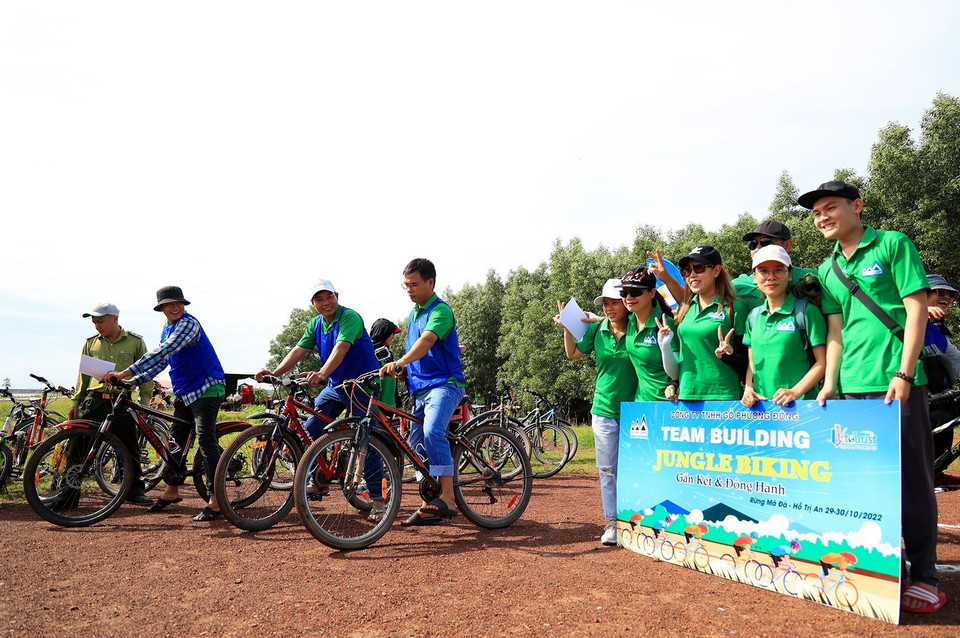 Du khách bắt đầu chuyến đạp xe xuyên rừng nhiệt đới Mã Đà, Khu Bảo tồn thiên nhiên văn hóa Đồng Nai. (Ảnh: Hồng Đạt/TTXVN)