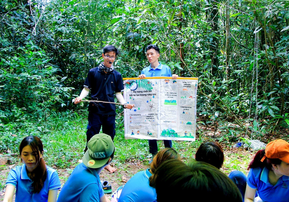 Du khách học tập các kỹ năng sinh tồn khi bị lạc trong rừng sâu. (Ảnh: Hồng Đạt/TTXVN)