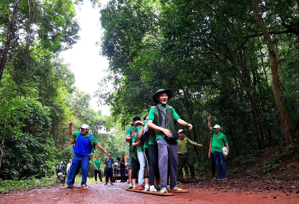 Tham gia team building trong rừng nhiệt đới Mã Đà. (Ảnh: Hồng Đạt/TTXVN)