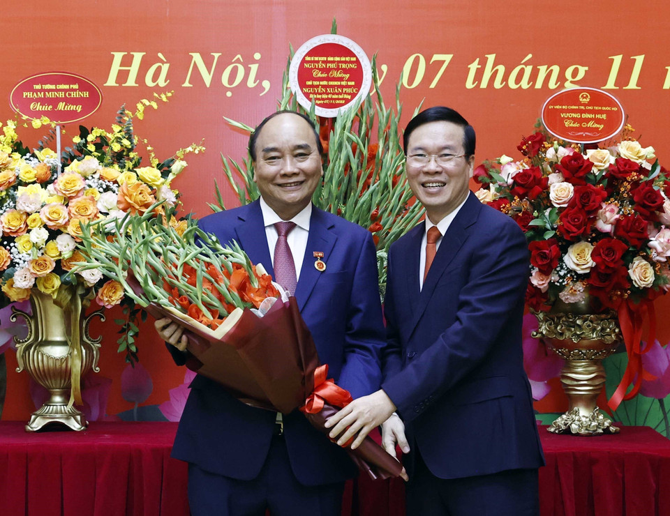 Ông Võ Văn Thưởng - Ủy viên Bộ Chính trị, Thường trực Ban Bí thư trao tặng hoa cho ông Nguyễn Xuân Phúc - Ủy viên Bộ Chính trị, Chủ tịch nước Cộng hòa xã hội chủ nghĩa Việt Nam. (Ảnh: Thống Nhất/TTXVN)