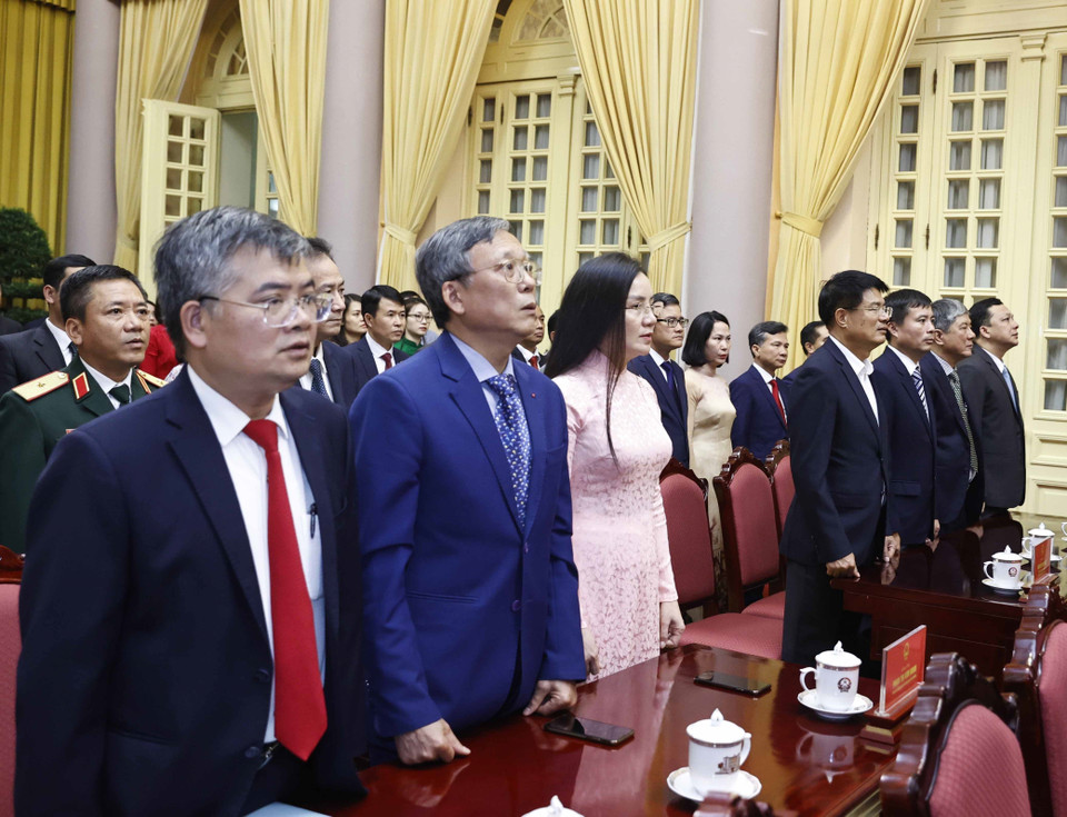 Nghi thức chào cờ tại buổi lễ. (Ảnh: Thống Nhất/TTXVN)