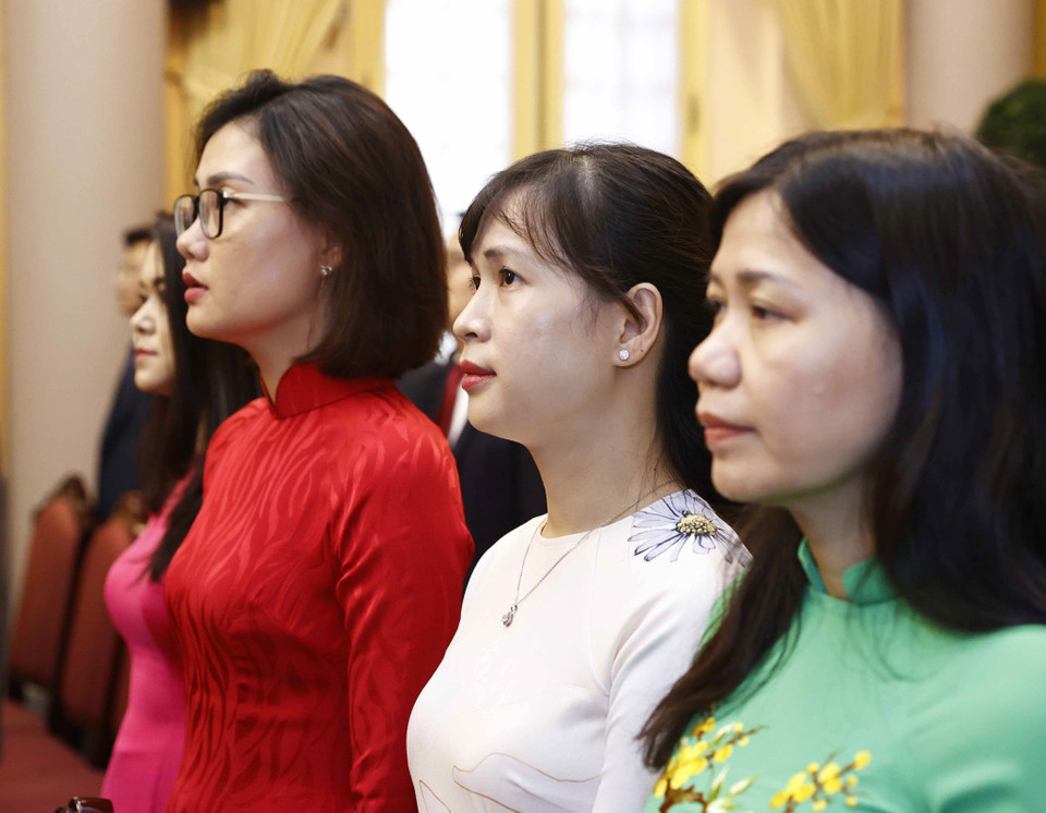 Các đại biểu thực hiện nghi thức chào cờ. (Ảnh: Thống Nhất/TTXVN)