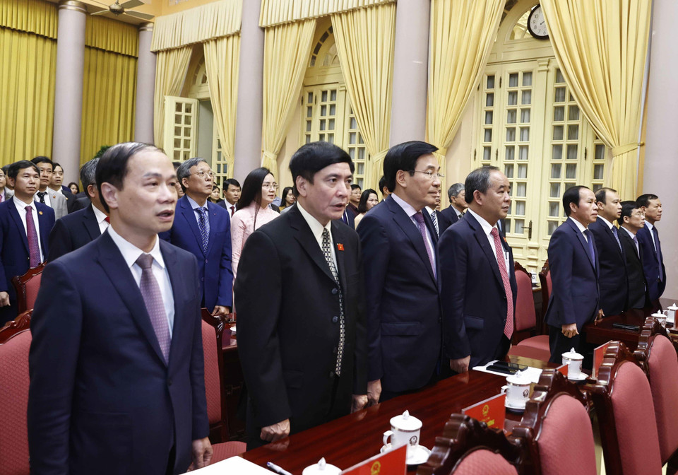 Các đại biểu thực hiện nghi thức chào cờ. (Ảnh: Thống Nhất/TTXVN)