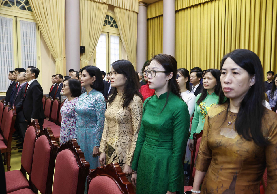 Nghi thức chào cờ tại Lễ trao Huy hiệu 40 năm tuổi Đảng tặng ông Nguyễn Xuân Phúc - Ủy viên Bộ Chính trị, Chủ tịch nước Cộng hòa xã hội chủ nghĩa Việt Nam. (Ảnh: Thống Nhất/TTXVN)