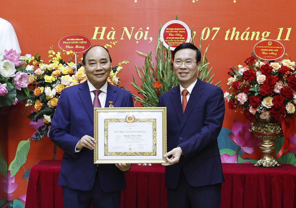 Ông Võ Văn Thưởng - Ủy viên Bộ Chính trị, Thường trực Ban Bí thư trao tặng Huy hiệu 40 năm tuổi Đảng cho ông Nguyễn Xuân Phúc - Ủy viên Bộ Chính trị, Chủ tịch nước Cộng hòa xã hội chủ nghĩa Việt Nam. (Ảnh: Thống Nhất/TTXVN)