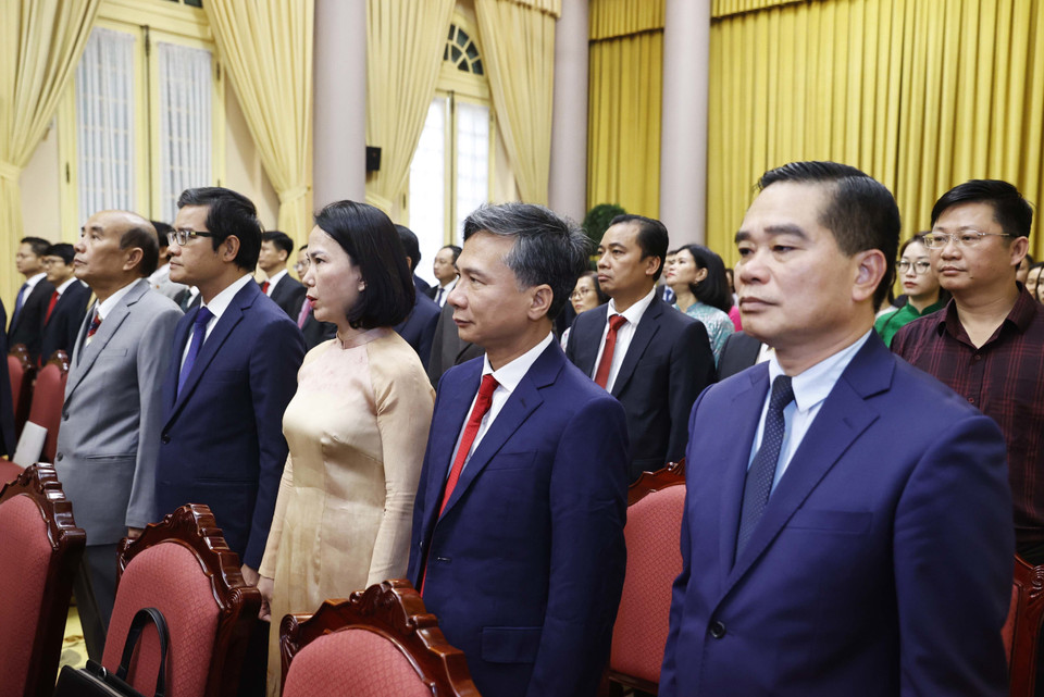 Nghi thức chào cờ tại buổi lễ. (Ảnh: Thống Nhất/TTXVN)