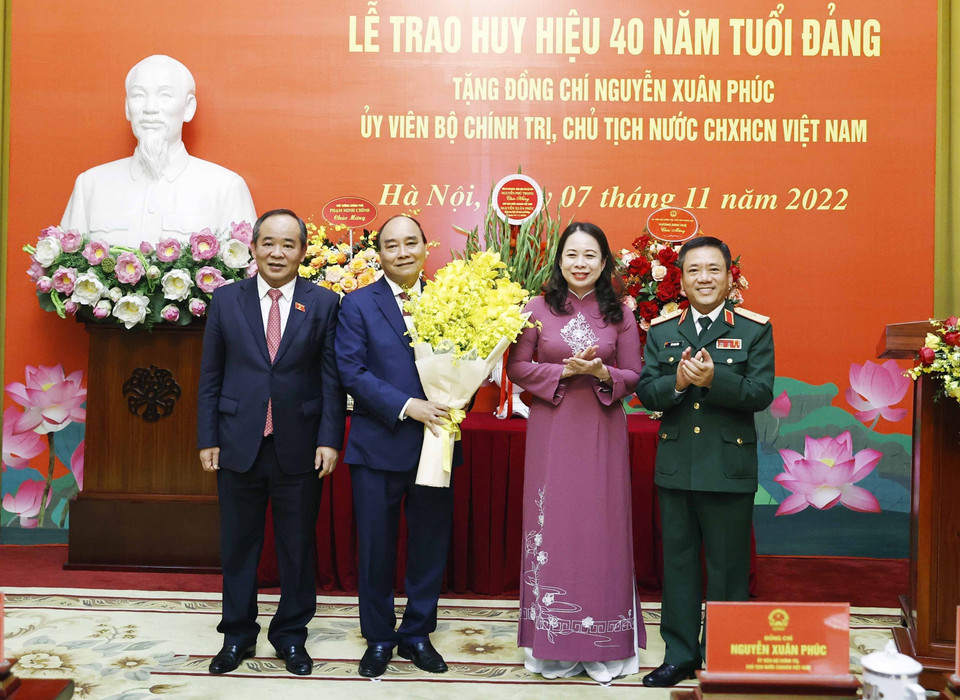 Phó Chủ tịch nước Võ Thị Ánh Xuân, ông Lê Khánh Hải - Ủy viên Trung ương Đảng và Chi bộ Vụ Quốc phòng An Ninh tặng hoa ông Nguyễn Xuân Phúc - Ủy viên Bộ Chính trị, Chủ tịch nước Cộng hòa xã hội chủ nghĩa Việt Nam. (Ảnh: Thống Nhất/TTXVN)