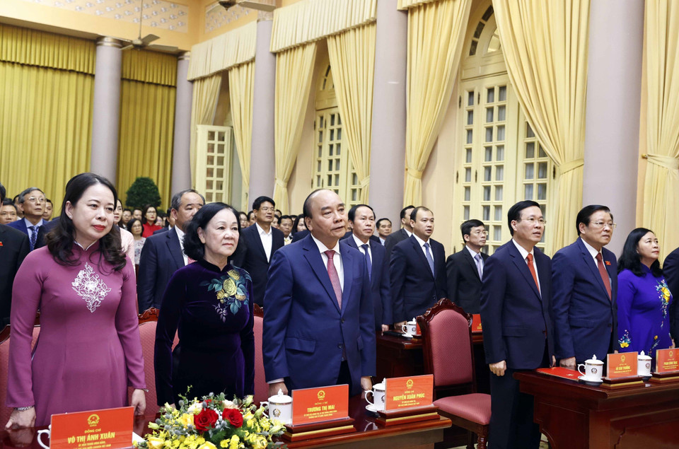 Các đại biểu thực hiện nghi thức chào cờ. (Ảnh: Thống Nhất/TTXVN)