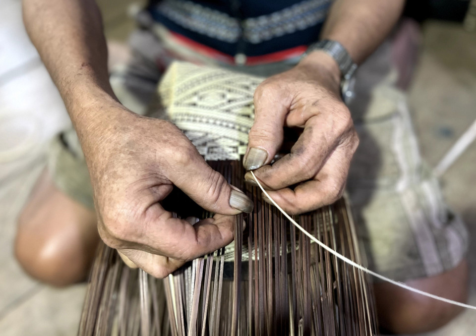 Những họa tiết sắc sảo trong từng chiếc gùi của nghệ nhân Đinh Bi làm ra. (Ảnh: Hồng Điệp/TTXVN)