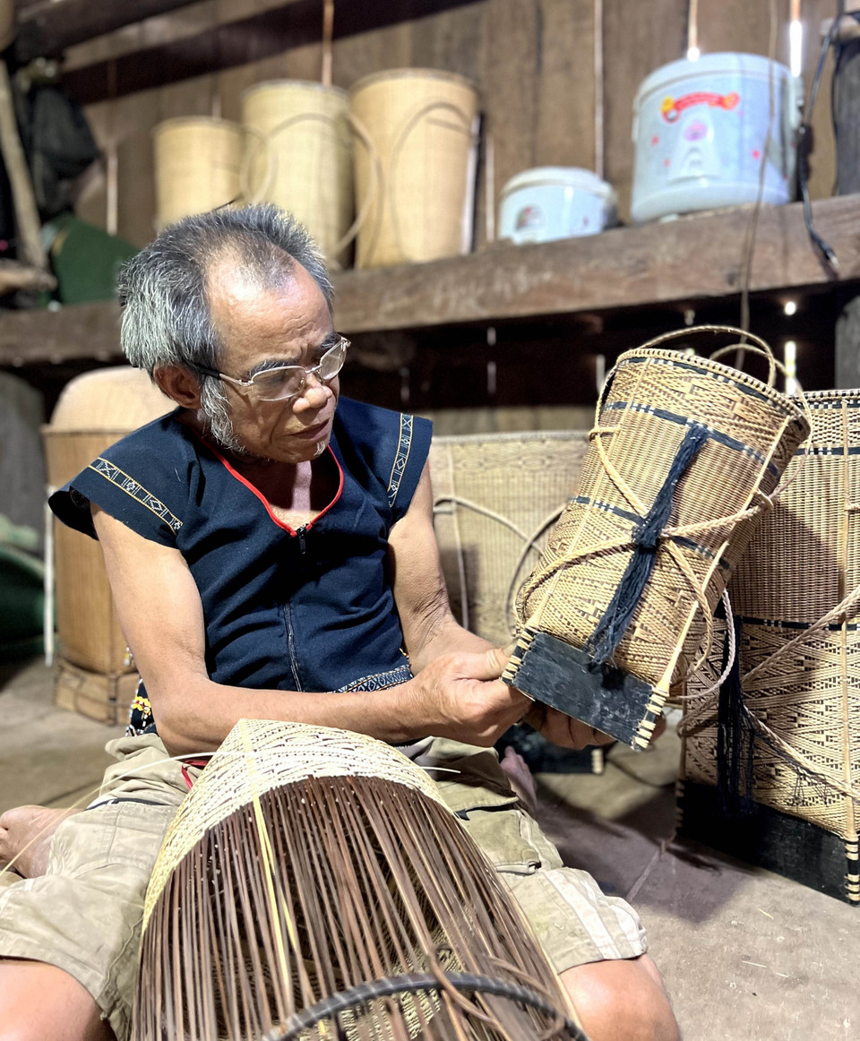 Ông Trần Văn Nhơn, Chủ tịch Ủy ban Nhân dân xã Kông Lơng Khơng, huyện K,bang, khẳng định nghệ nhân Đinh Bi là một trong những tấm gương sáng trong công tác gìn giữ văn hóa dân tộc của người Bahnar tại địa phương. (Ảnh: Hồng Điệp/TTXVN)