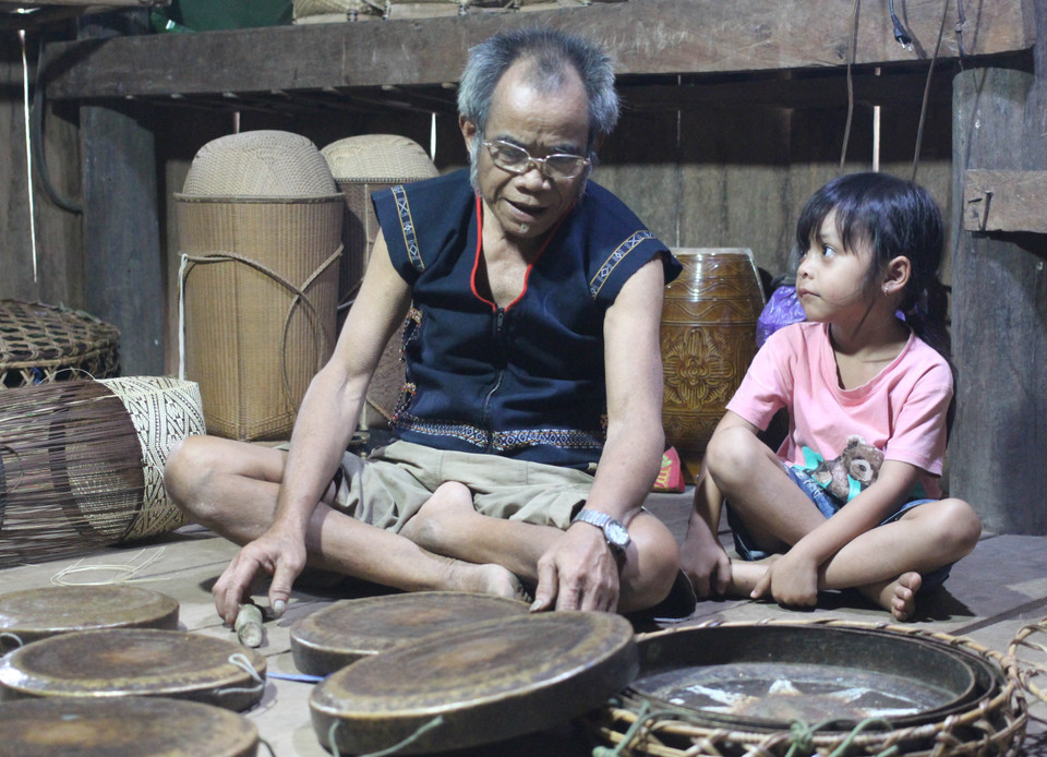 Tháng 3/2022, già Đinh Bi là một trong 10 nghệ nhân của tỉnh Gia Lai được Chủ tịch nước Nguyễn Xuân Phúc trao tặng danh hiệu Nghệ nhân Ưu tú vì đã có nhiều cống hiến xuất sắc trong sự nghiệp gìn giữ và phát huy di sản văn hóa phi vật thể của dân tộc. (Ảnh: Hồng Điệp/TTXVN)