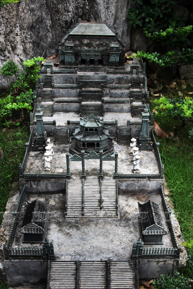 Ngự Lãm Viên được tái tạo theo đúng kiến trúc của cố đô Huế với nguyên liệu xây dựng là đá xay nhuyễn, trộn thêm ximăng để kết dính.