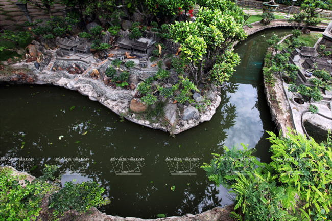 Mô phỏng hình ảnh Cố đô Huế được bao bọc bởi dòng sông Hương thơ mộng.