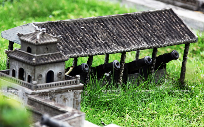 Mô phỏng các khẩu đại bác bảo vệ kinh thành Huế. 