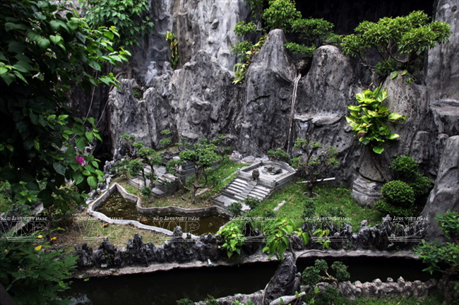 Mô phỏng Lăng Gia Long tựa lưng vào núi Ngự Bình.