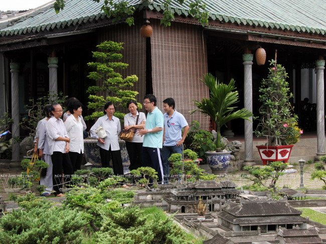 Gắn bó với Huế bằng cả tâm hồn, lại tạo dựng một công trình công phu, anh Nguyễn Thanh Tùng trực tiếp thuyết minh cho các đoàn khách tới thăm Ngự Lãm Viên.