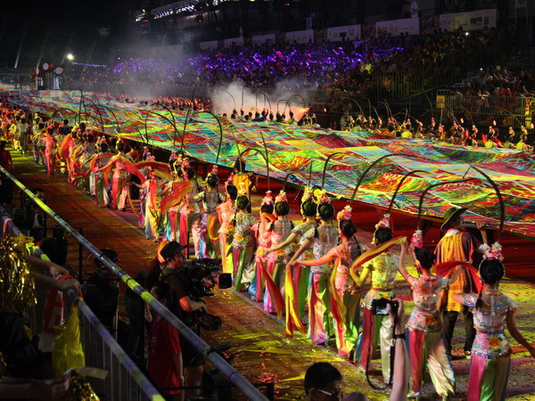 Tấm thảm Batik dài 350 mét và rộng 8 mét tại buổi lễ. (Ảnh: Văn Hải-Kim Yến/Vietnam+)