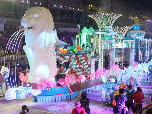  Đoàn khu vực Sentosa trình diễn. (Ảnh: Văn Hải-Kim Yến/Vietnam+)