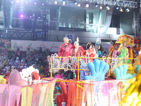 Thủ tướng Lý Hiển Long được rước vào khán đài để bắt đầu lễ diễu hành. (Ảnh: Văn Hải-Kim Yến/Vietnam+)