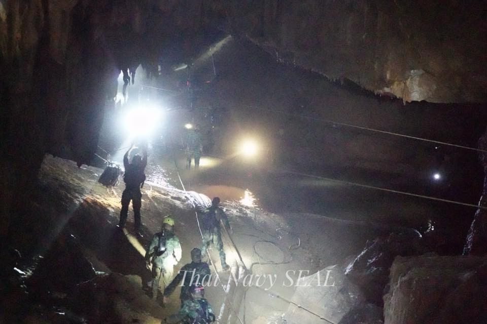 Công tác cứu hộ gặp rất nhiều khó khăn do tình hình mưa lớn khiến hang Tham Luang ngập nước.(Nguồn: facebook.com/ThaiSEAL) 