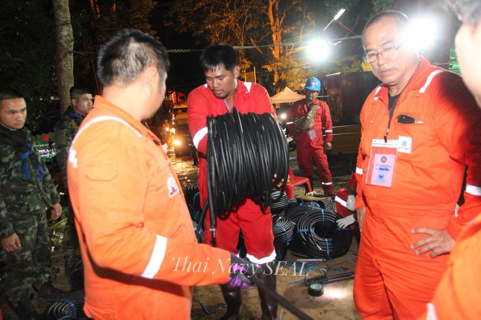 Tập kết các thiết bị cứu hộ để đưa vào hàng. (Nguồn: facebook.com/ThaiSEAL)