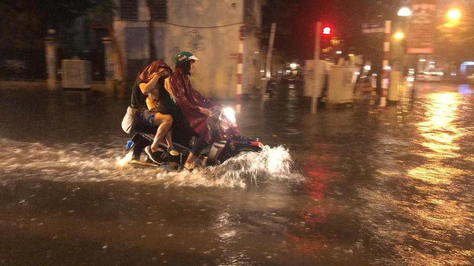 Ngập úng cục bộ tại phố Lý Thướng Kiệt, quận Hoàn Kiếm. (Ảnh: Trọng Đạt/TTXVN)