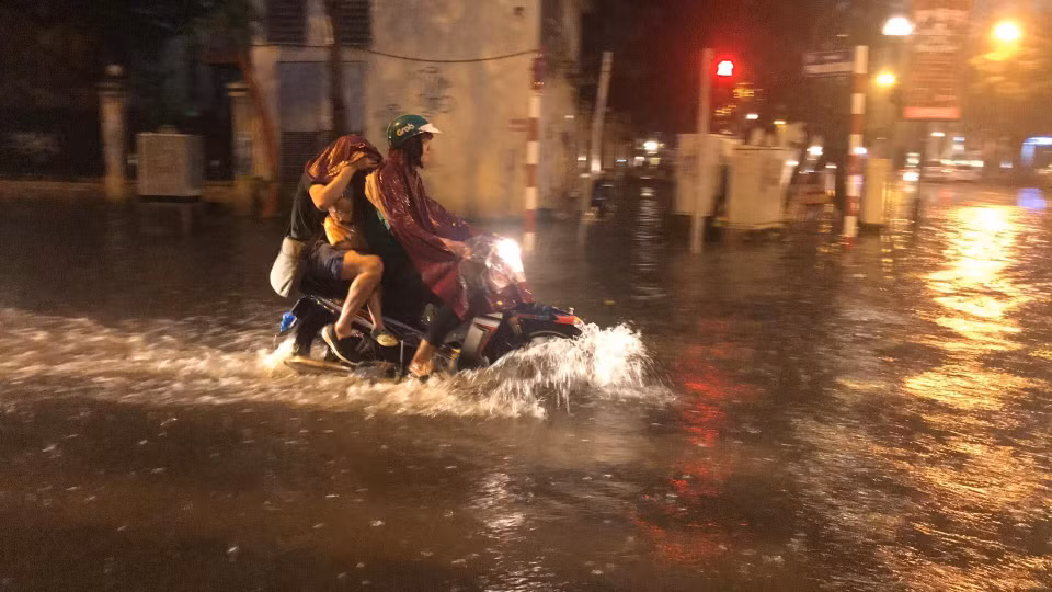 Ngập úng cục bộ tại phố Lý Thướng Kiệt, quận Hoàn Kiếm. (Ảnh: Trọng Đạt/TTXVN)