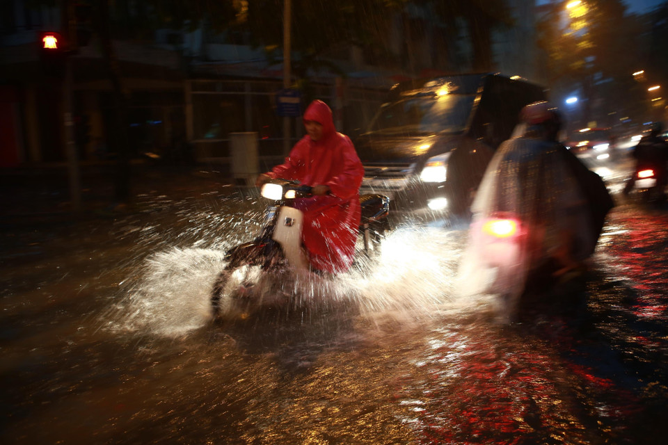 Mưa to khiến nhiều tuyến phố bị ngập úng gây ảnh hưởng đến sinh hoạt của người dân. (Ảnh: Trọng Đạt/TTXVN)